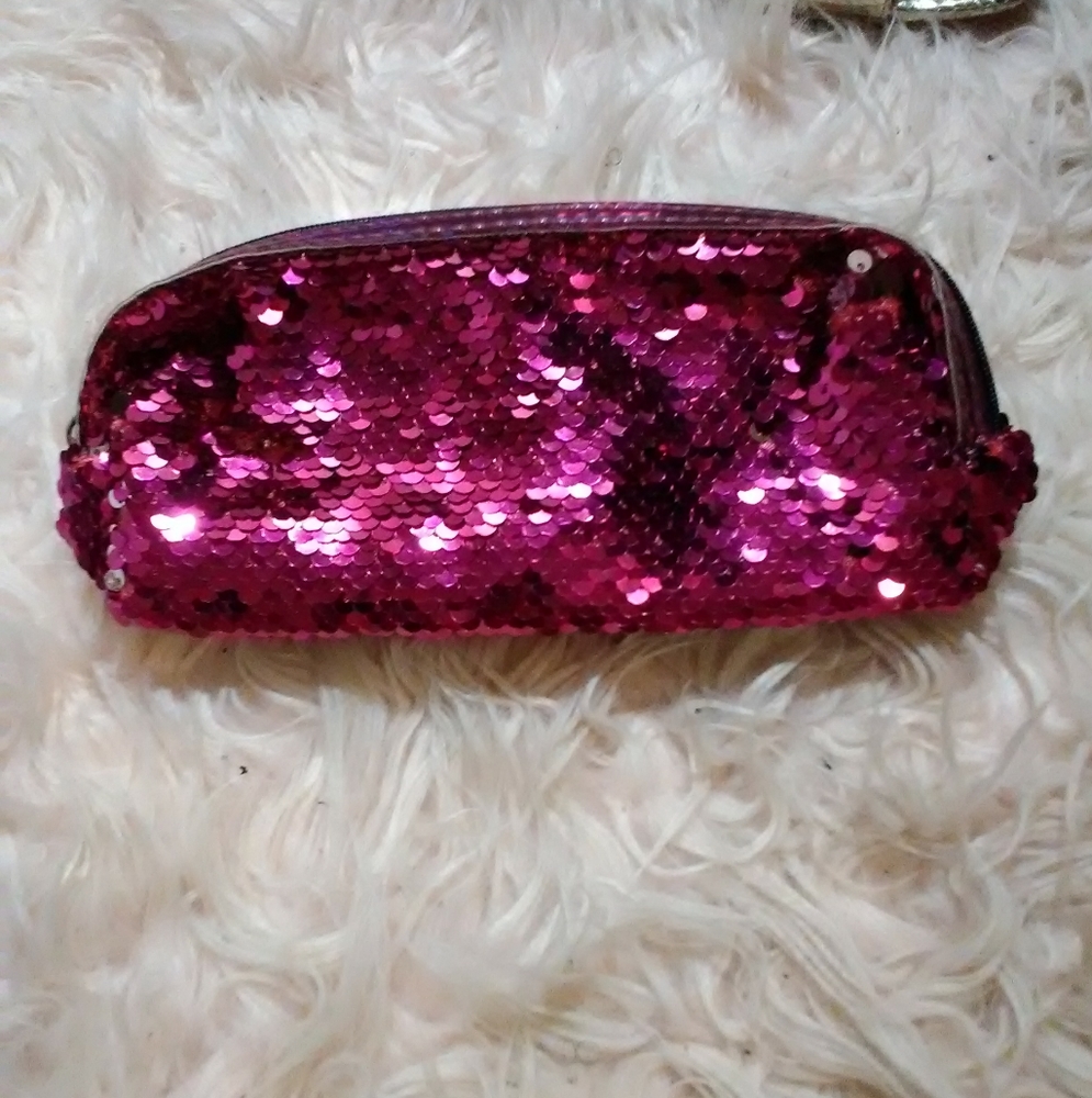 Color changing sequin makeup pouch